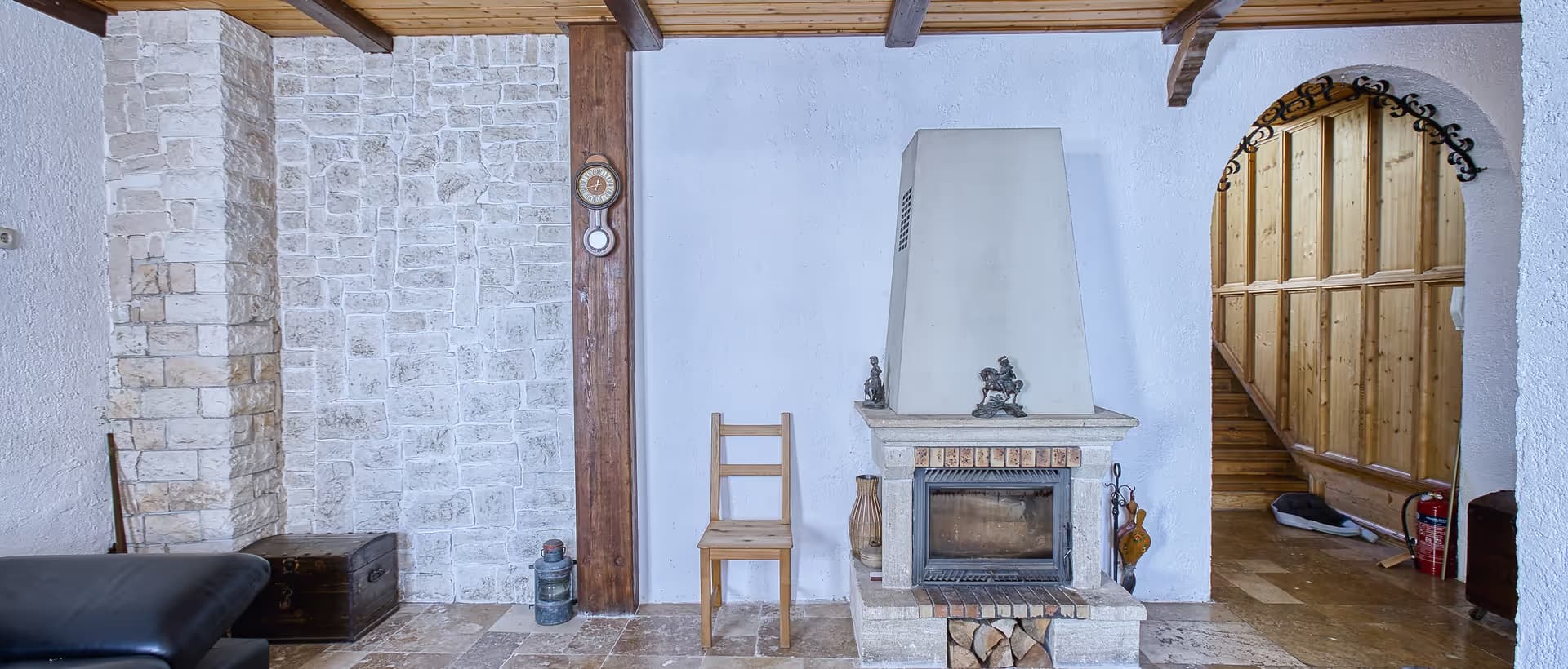 Wohnzimmer mit Kamin im Wohnhaus in Gera - professionelle Immobilienfotografie in Gera