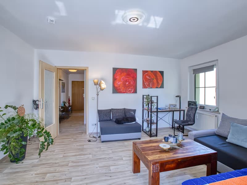 Wohnbereich mit Sitzgruppe im Apartment in Ronneburg - professionelle Immobilienfotografie in Ronneburg