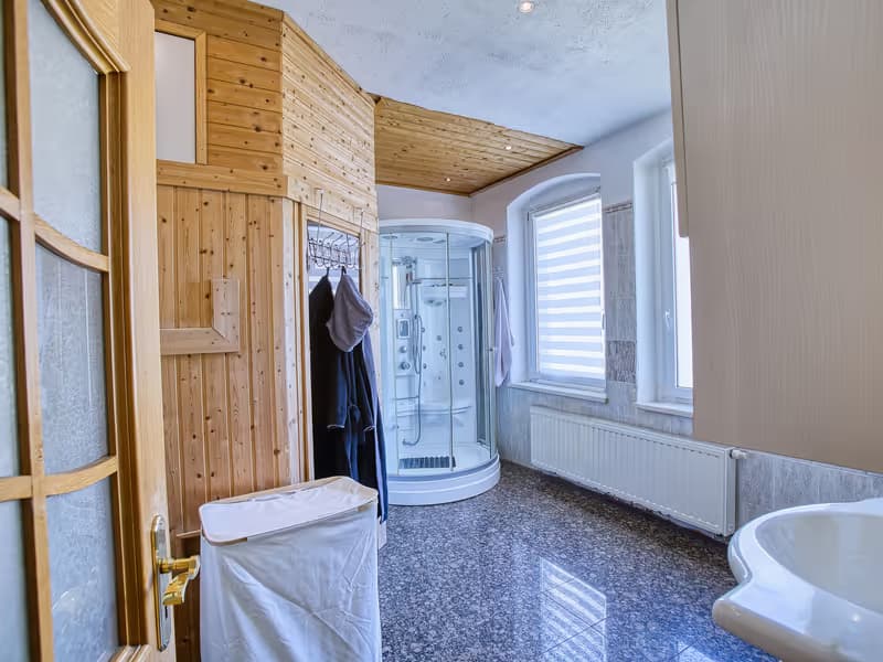 Badezimmer mit Dusche im Wohnhaus in Gera - professionelle Immobilienfotografie in Gera