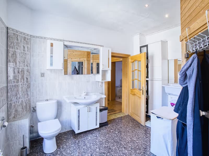 Großes Badezimmer im Wohnhaus in Gera - professionelle Immobilienfotografie in Gera