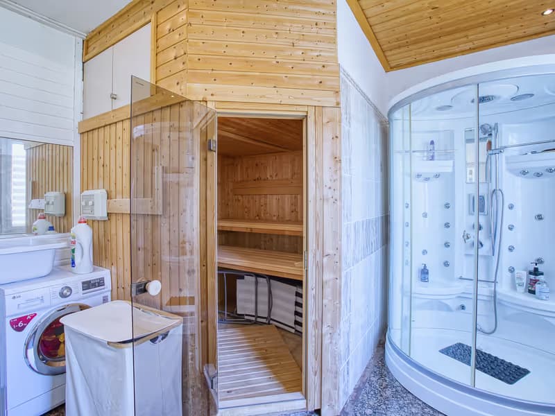 Badbereich mit Saunazugang im Wohnhaus in Gera - professionelle Immobilienfotografie in Gera