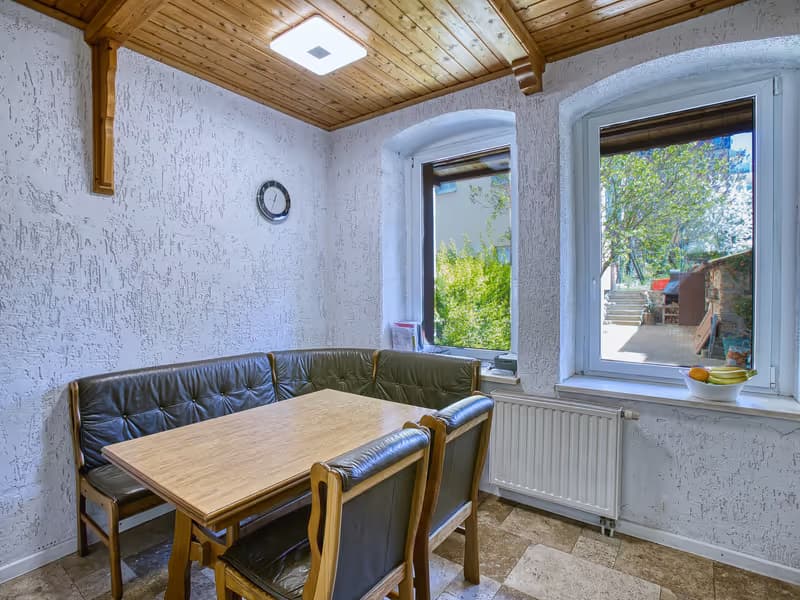 Essbereich mit Übergang zur Küche im Wohnhaus in Gera - professionelle Immobilienfotografie in Gera