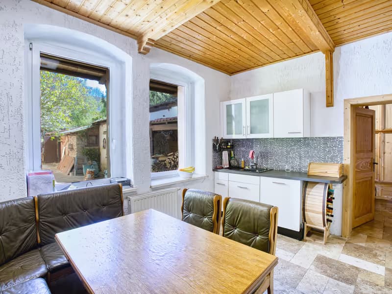 Essbereich mit Fensterblick im Wohnhaus in Gera - professionelle Immobilienfotografie in Gera