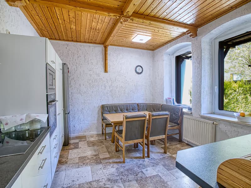 Essbereich mit Küchenanschluss im Wohnhaus in Gera - professionelle Immobilienfotografie in Gera