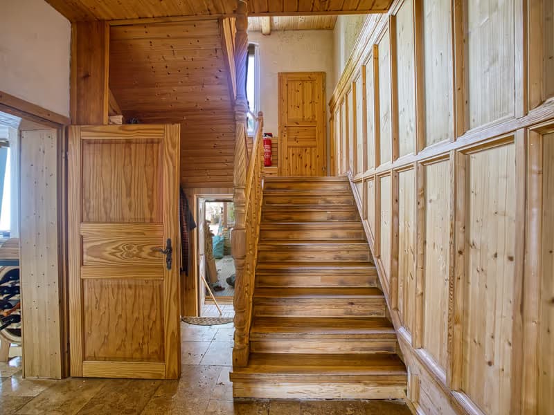 Flur und Treppenaufgang im Wohnhaus in Gera - professionelle Immobilienfotografie in Gera