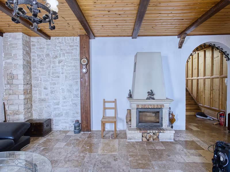 Wohnzimmer mit Kamin im Wohnhaus in Gera - professionelle Immobilienfotografie in Gera