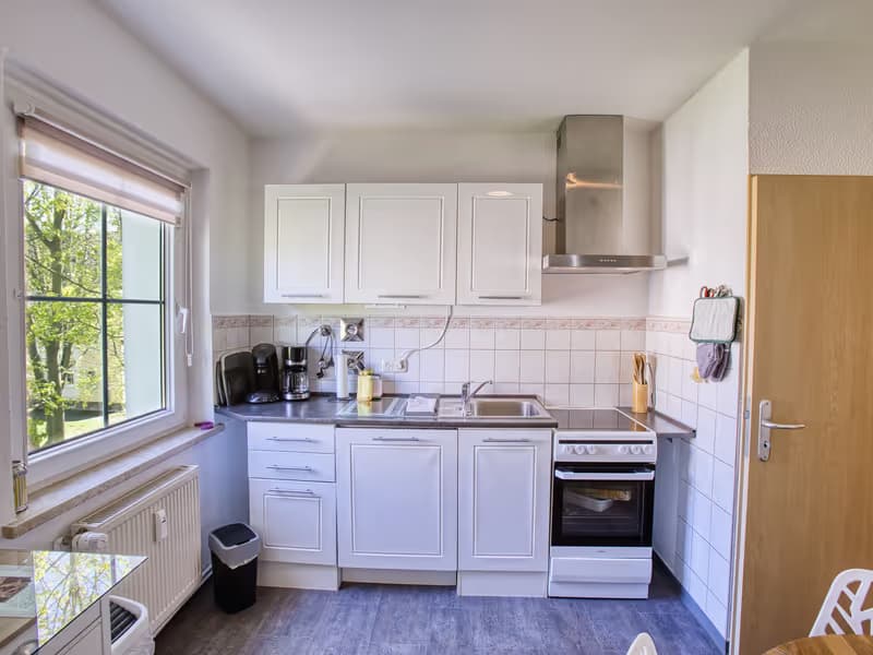 Zweite Perspektive der Küche im Apartment in Ronneburg - professionelle Immobilienfotografie in Ronneburg