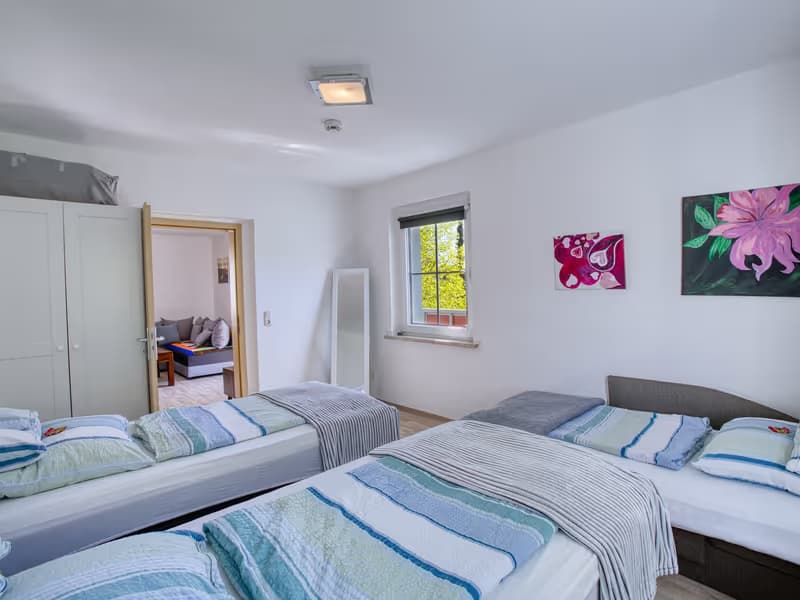 Zweite Perspektive des Schlafbereichs im Apartment in Ronneburg - professionelle Immobilienfotografie in Ronneburg