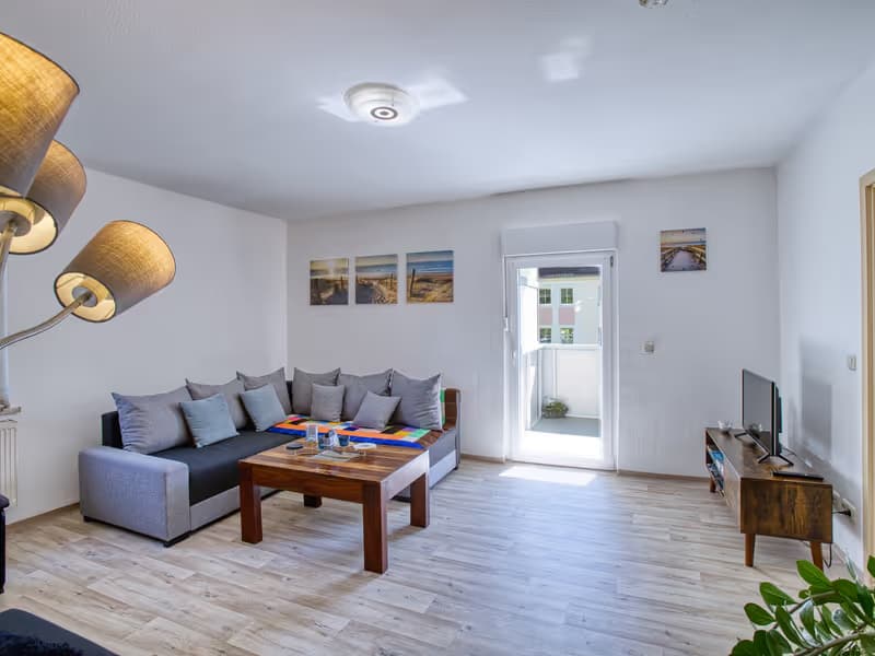 Wohnbereich mit Balkonzugang im Apartment in Ronneburg - professionelle Immobilienfotografie in Ronneburg