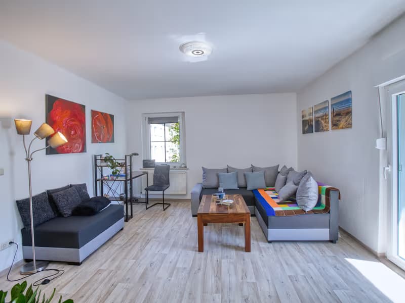 Weiter Blick durch den Wohnbereich im Apartment in Ronneburg - professionelle Immobilienfotografie in Ronneburg