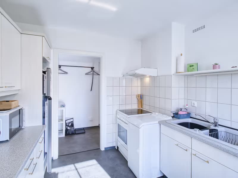 Küchenzeile mit Essplatz im Apartment in Ronneburg - professionelle Immobilienfotografie in Ronneburg