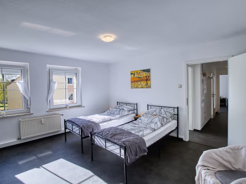 Zweite Perspektive des Schlafzimmers im Apartment in Ronneburg - professionelle Immobilienfotografie in Ronneburg
