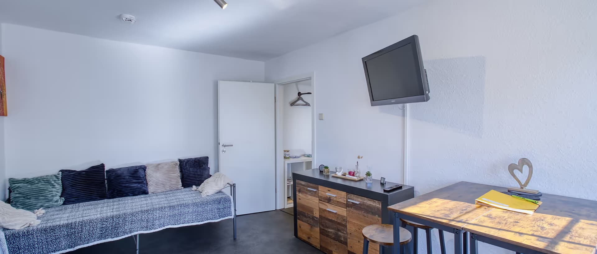 Wohn- und Schlafbereich im Apartment in Ronneburg