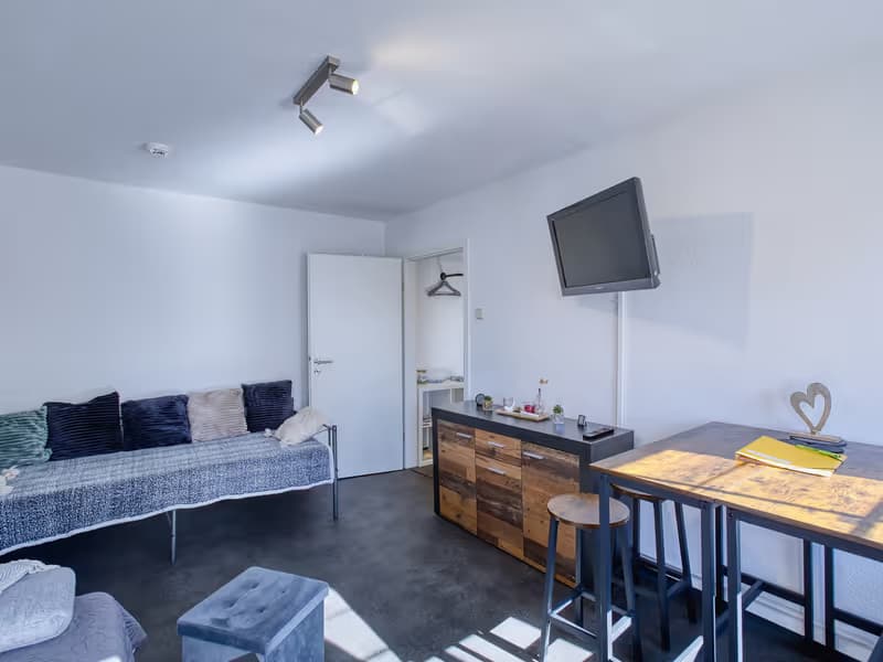Wohn- und Schlafbereich im Apartment in Ronneburg - professionelle Immobilienfotografie in Ronneburg